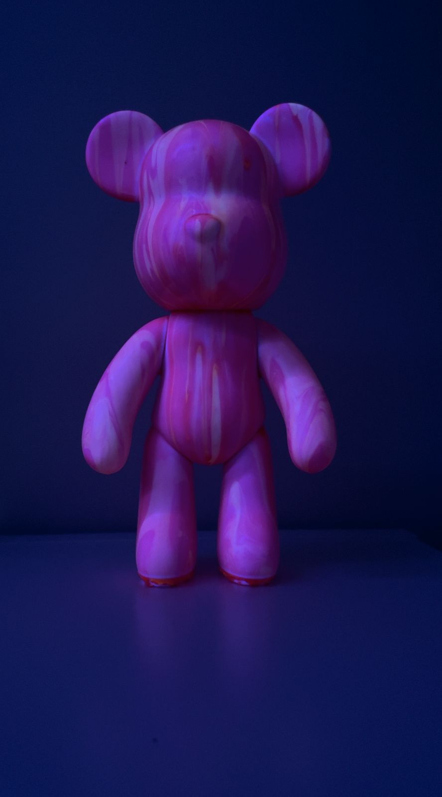 O urso pintado sob luz UV: a tinta brilha em rosa e lilás