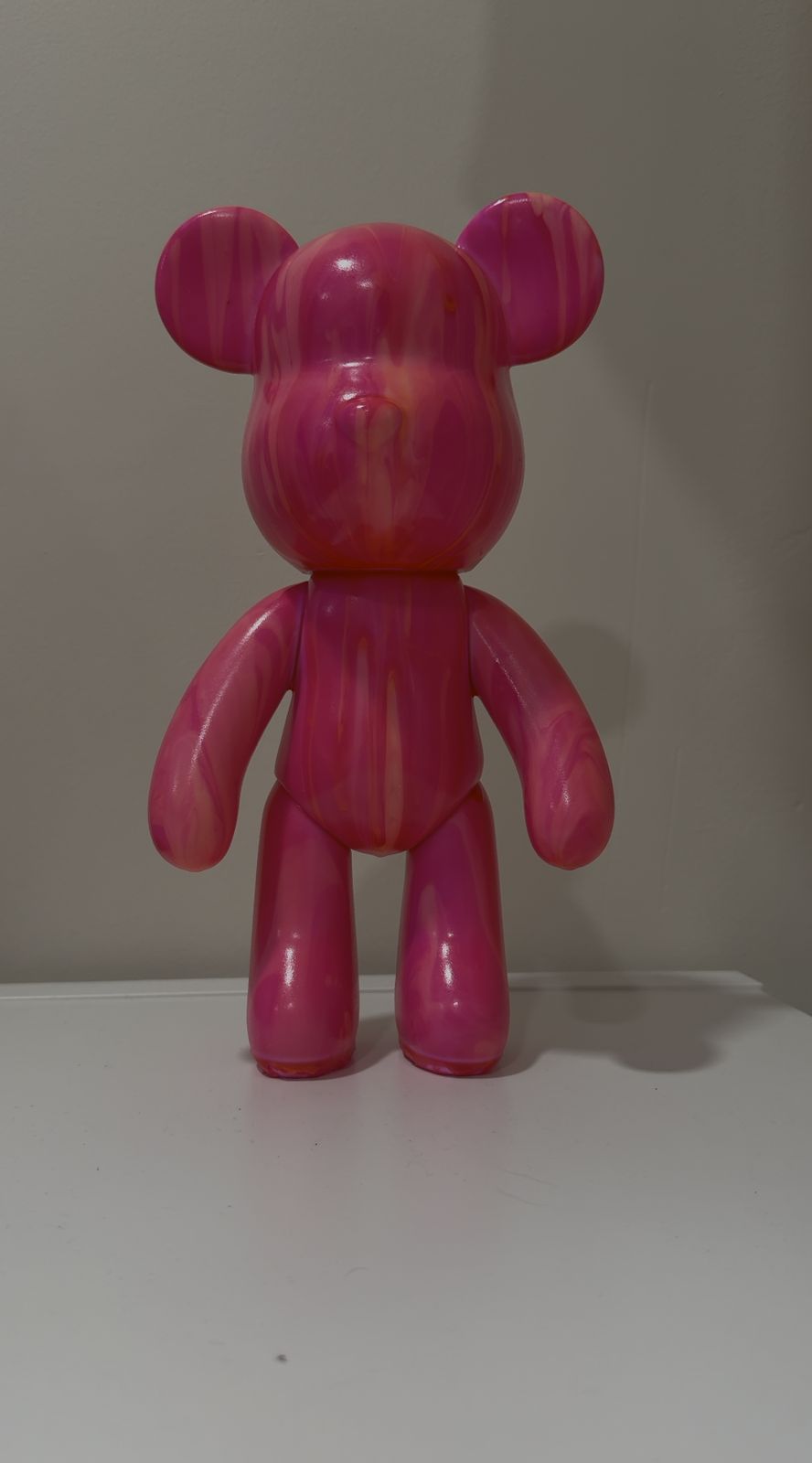 O mesmo urso pintado, com a luz acesa